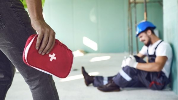 En mann som ligger på gulvet etter å ha blitt utsatt for en yrkesskade