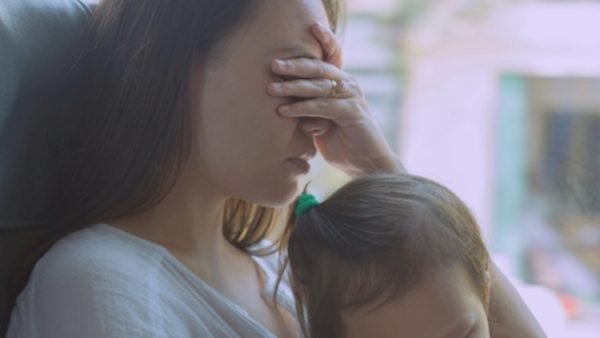 En trist mor som nettopp har klaget på beregning av hjelpestønad tar vare på barnet